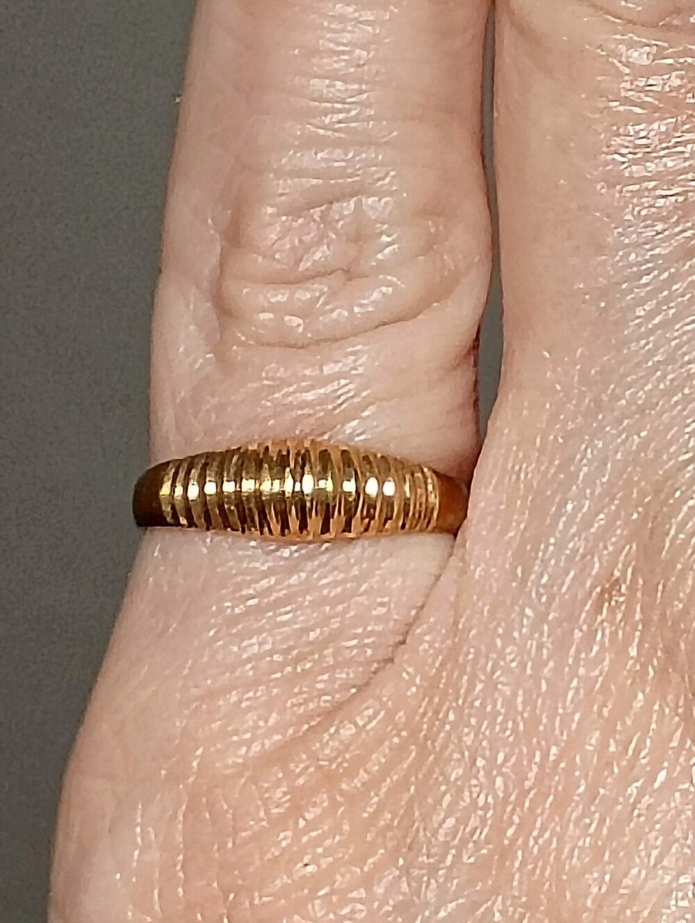 18K 75% Yellow Gold Ribbed Band Pinky Ring Size 4 No Stone Vintage From Korea